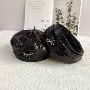 Béret élégant à paillettes noires avec nœud en strass et passepoil en similicuir