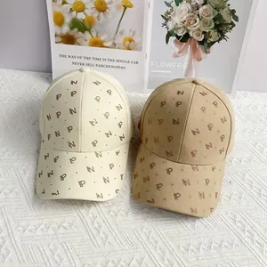 Casquette de baseball tendance avec motifs de lettres en strass en beige et marron clair