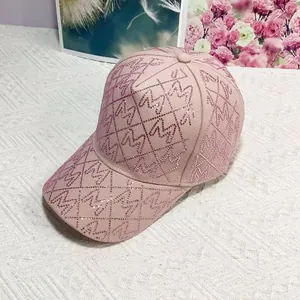 Detailansicht der rosa Baseballkappe mit funkelnden Strasssteinen und M-Buchstabenmuster