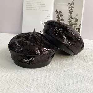 Béret élégant à paillettes noires avec nœud en strass sur un magazine stylisé