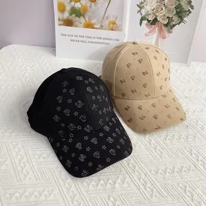 Casquettes de baseball noires et kaki avec des étoiles en strass et des motifs
