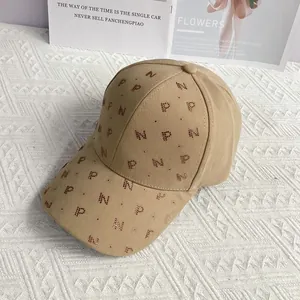 Détail de la casquette avec motifs de lettres en strass et texture en toile de coton