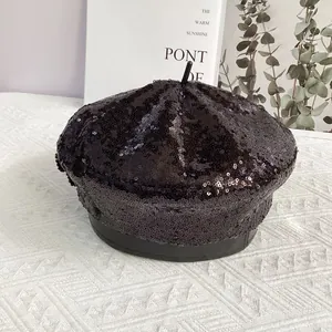 Détail du béret à paillettes noires avec lustre métallique et bordure noire lisse