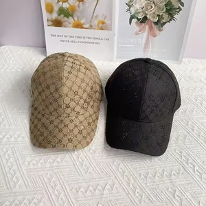 Berretto da baseball chic con monogramma jacquard in strass, kaki e nero
