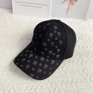 Gros plan détaillé d'une casquette de baseball noire avec imprimé lettres et étoiles