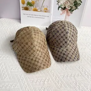 Berretti da baseball alla moda con monogramma e motivo jacquard glitterato da donna