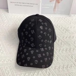 Vue de dessus d'une casquette de baseball noire avec motifs d'étoiles et lettres