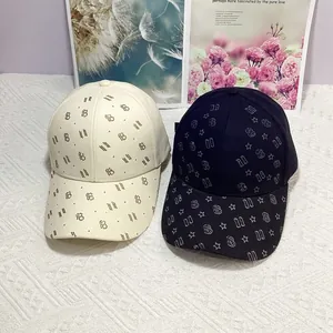 Casquettes de baseball tendance avec monogramme B et motif d'étoiles en noir et beige