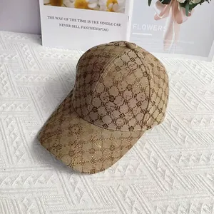 Dettaglio del motivo monogramma e della trama in tela su questo berretto da baseball