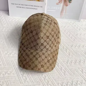 Dettaglio del berretto da baseball con monogramma HR kaki e strass scintillanti