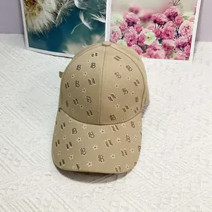 Détail de casquette de baseball kaki avec lettre B en strass et motifs d'étoiles en sergé