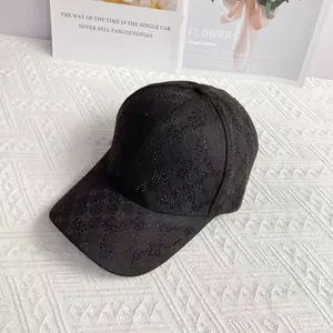 Dettaglio del berretto da baseball nero con jacquard di strass e motivi a monogramma