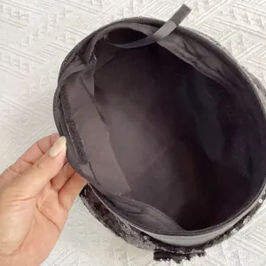Détail du béret à paillettes noires montrant le cordon réglable et la doublure intérieure