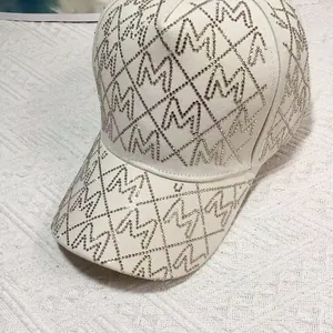 Nahaufnahme der Baseballkappe mit Strass-Rautenmuster und M-Buchstaben-Stickerei