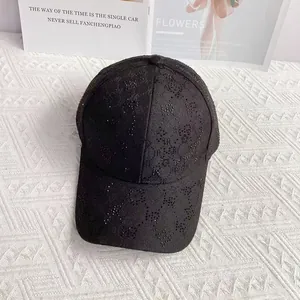Dettaglio del cappellino da baseball nero con strass e texture jacquard glitterata