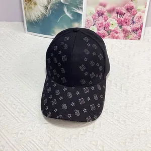 Détail d'une casquette de baseball noire avec imprimé chiffre 18 et motifs d'étoiles