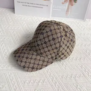 Dettaglio cappello baseball jacquard kaki con motivi floreali e ricamo lettere HR