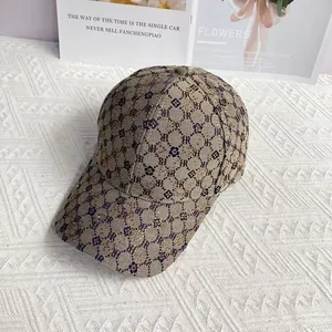 Dettaglio del cappellino jacquard con motivo monogramma vintage su sfondo in maglia