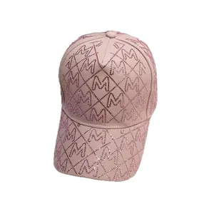 Rosa Baseballkappe mit funkelnden M-Buchstaben-Strassmustern und gebogenem Schirm