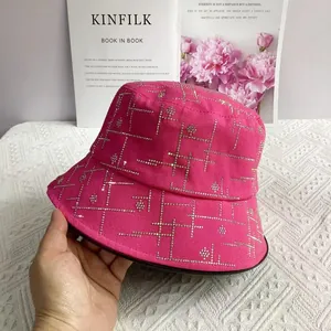 Makro-Detail von pinkfarbenem Canvas-Anglerhut mit funkelnden Strass-Geometriemustern
