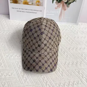 Dettaglio del tessuto jacquard con monogramma HR e motivo vintage sul cappello baseball