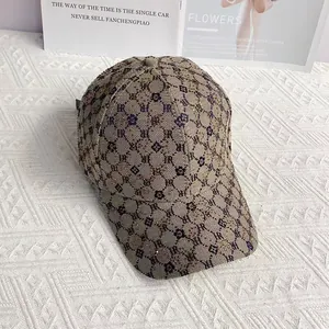Dettaglio cappello baseball in tessuto jacquard beige con logo HR viola e glitter dorati