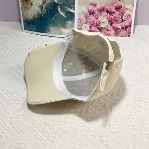 Vue détaillée de l'intérieur de la casquette beige en toile de coton avec boucle en métal