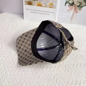 Dettaglio dell'interno del cappellino con motivo jacquard HR e fibbia in metallo