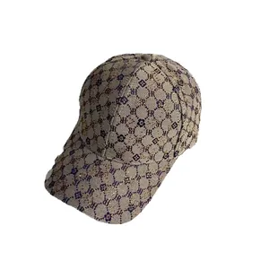 Cappellino da baseball beige con jacquard HR di strass e visiera curva alla moda