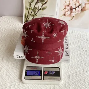 Détail de la casquette gavroche bordeaux à strass étoiles avec poids de 125g sur balance