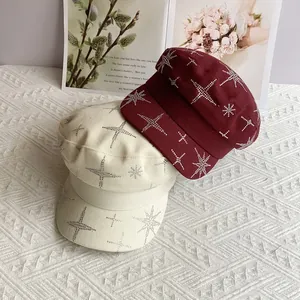 Casquette de marin avec motif d'étoiles en strass en beige et bordeaux
