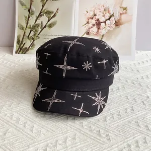 Détails des étoiles en strass argentés sur la casquette noire à sommet plat en coton