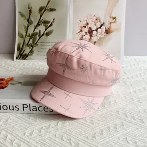 Détail de la casquette gavroche rose en coton avec motifs étoiles en strass argentés