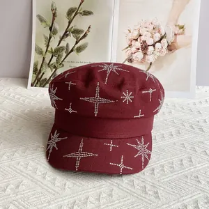 Détail d'une casquette de marin bordeaux avec des motifs d'étoiles en strass étincelants