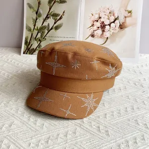 Détails de strass en étoile sur une casquette gavroche marron en coton pour femme