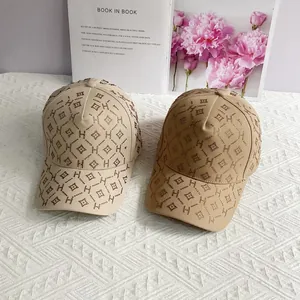 Détail du motif H en strass et clous géométriques sur casquettes de baseball de luxe
