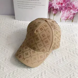 Gros plan sur casquette kaki avec motifs de lettres H luxueux ornés de strass