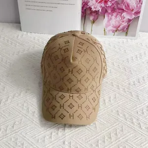 Vue de dessus d'une casquette en toile kaki avec motifs en strass et détail de lettre H