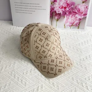 Détail d'une casquette beige de luxe avec motif H en strass et motifs géométriques