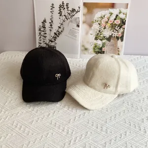 Cappellino da baseball elegante con fiocco da donna in peluche nero e beige
