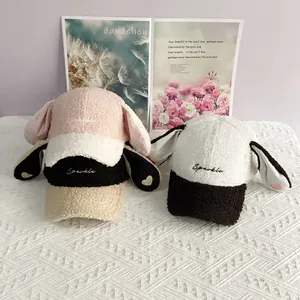 Detail von Plüsch-Baseballkappen mit langen Ohren und Sparkle-Stickerei in verschiedenen Farben