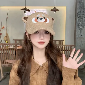 Vue détaillée de la broderie mignonne et de la texture pelucheuse sur la casquette kaki