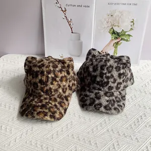 Detail van luipaard baseballpetten met schattige kattenoren van bruin en grijs kasjmier