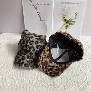 Detailopname van luipaardprint honkbalpet met kattenoren en dikke pluche textuur