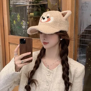 Détail de la broderie Shiba Inu et des oreilles 3D sur la casquette en laine d'agneau
