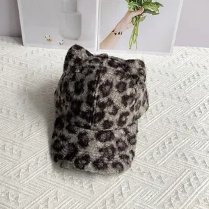 Detailopname van de luipaardprint honkbalpet met kattenoren van zacht imitatie-kasjmier