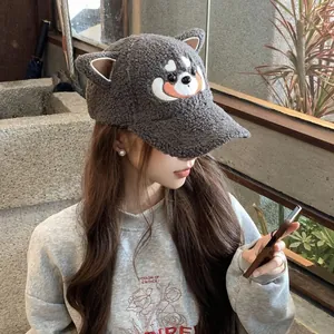 Gros plan d'une casquette grise en polaire avec oreilles 3D et broderie Shiba Inu