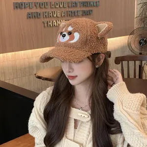 Gros plan d'une casquette en peluche marron avec oreilles et broderie koala pour femme