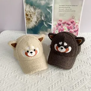 Détail de casquettes en laine d'agneau avec oreilles d'animaux et broderies mignonnes