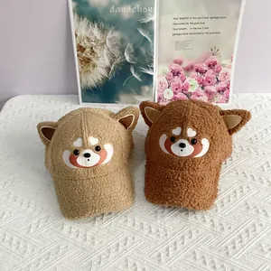 Détail de la texture en laine d'agneau épaisse et oreilles d'animaux 3D sur casquettes koala